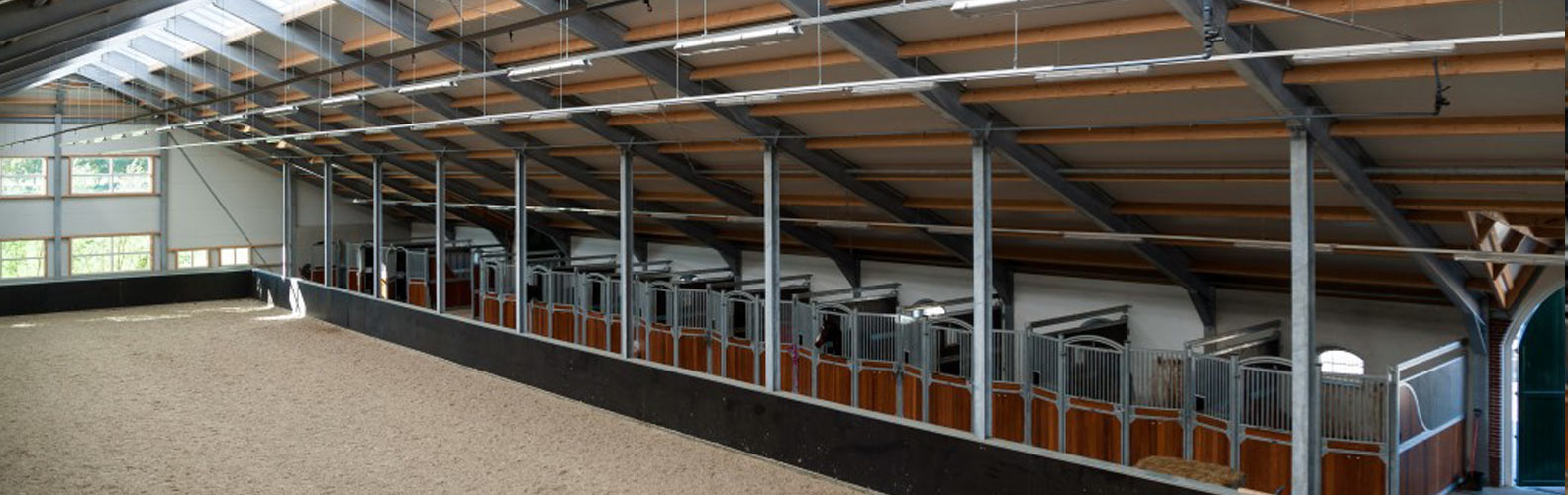 Nieuwbouw paardenstal en rijhal